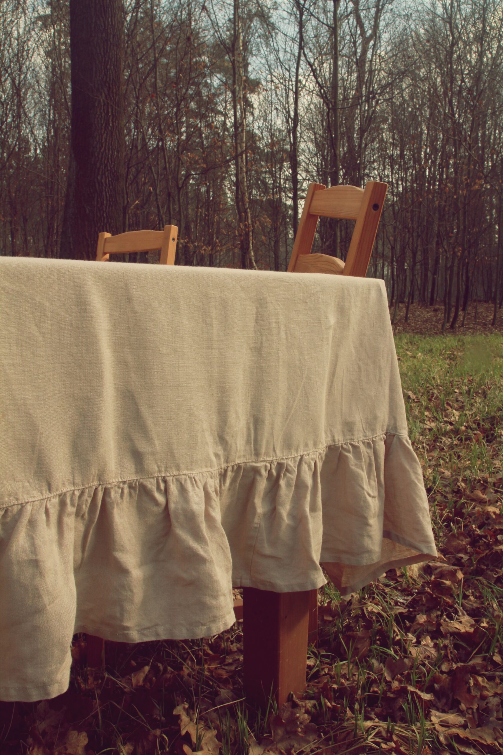 Obrus lniany z falbanką