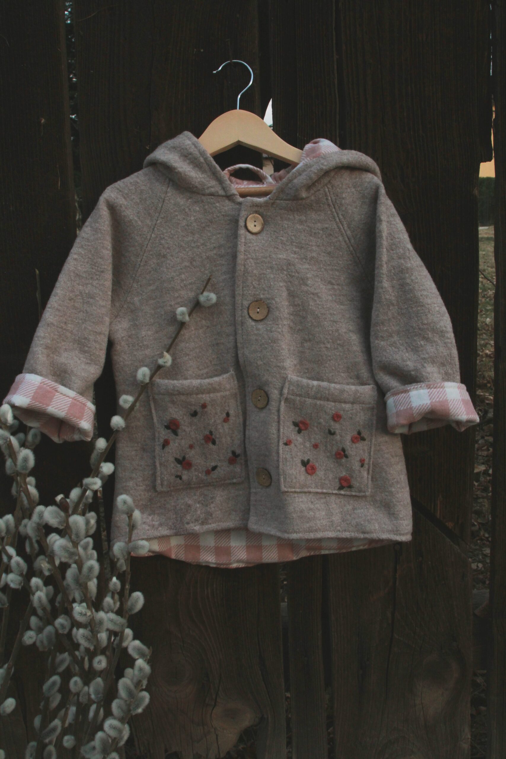 Wełniana Kurtka Merino z Ręcznym Haftem – „Róże”