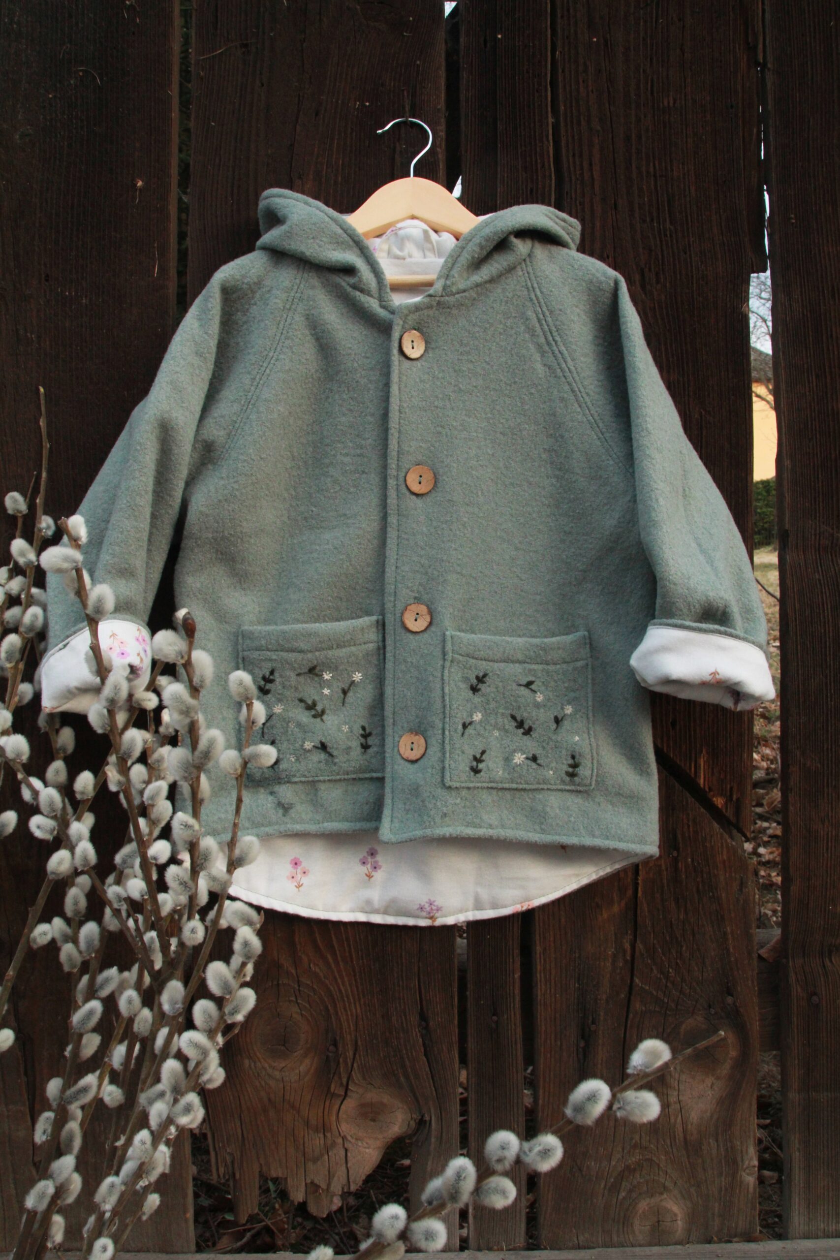 Wełniana Kurtka Merino z Ręcznym Haftem – „Białe kwiatki”