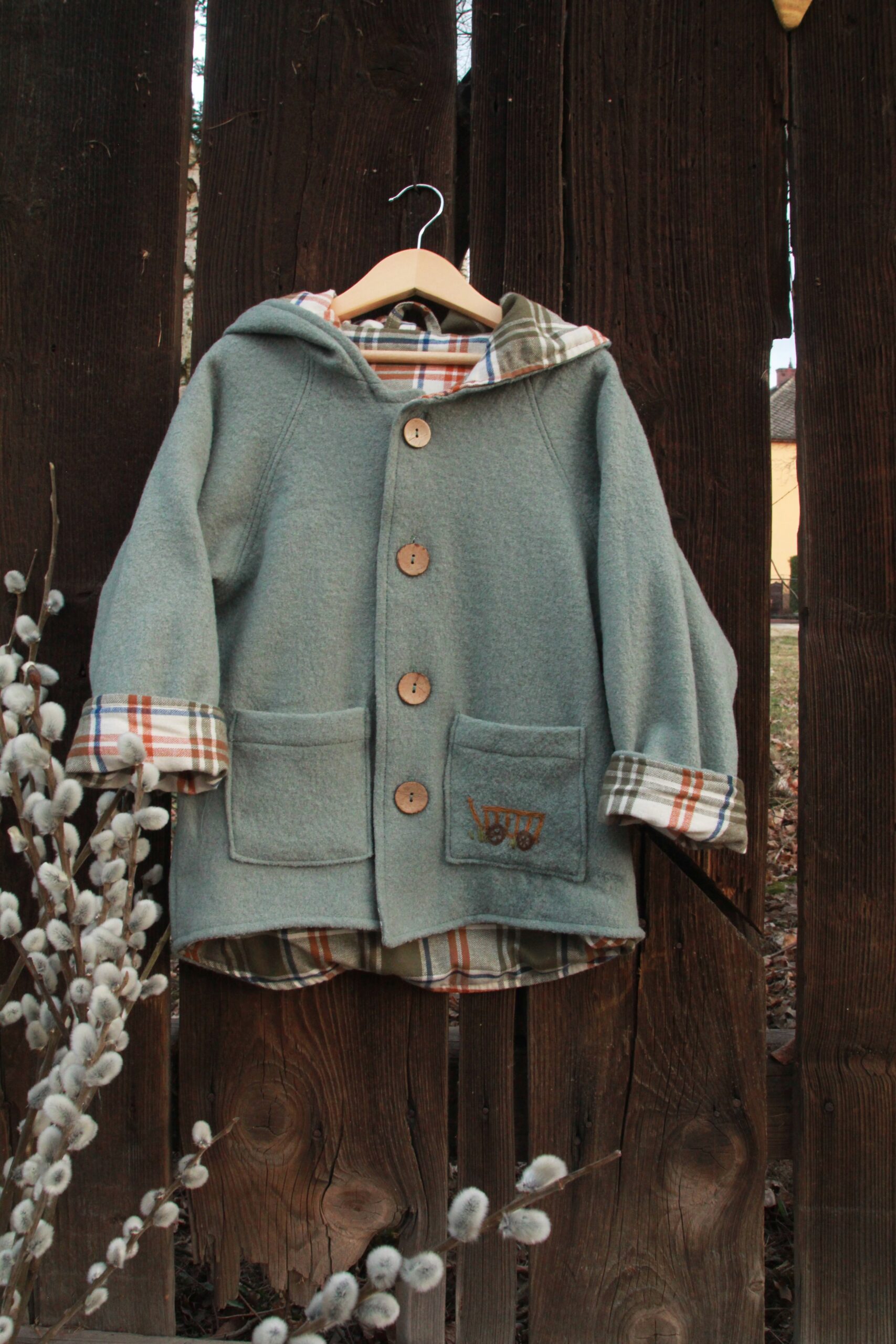 Wełniana Kurtka Merino z Ręcznym Haftem – „Wózek”