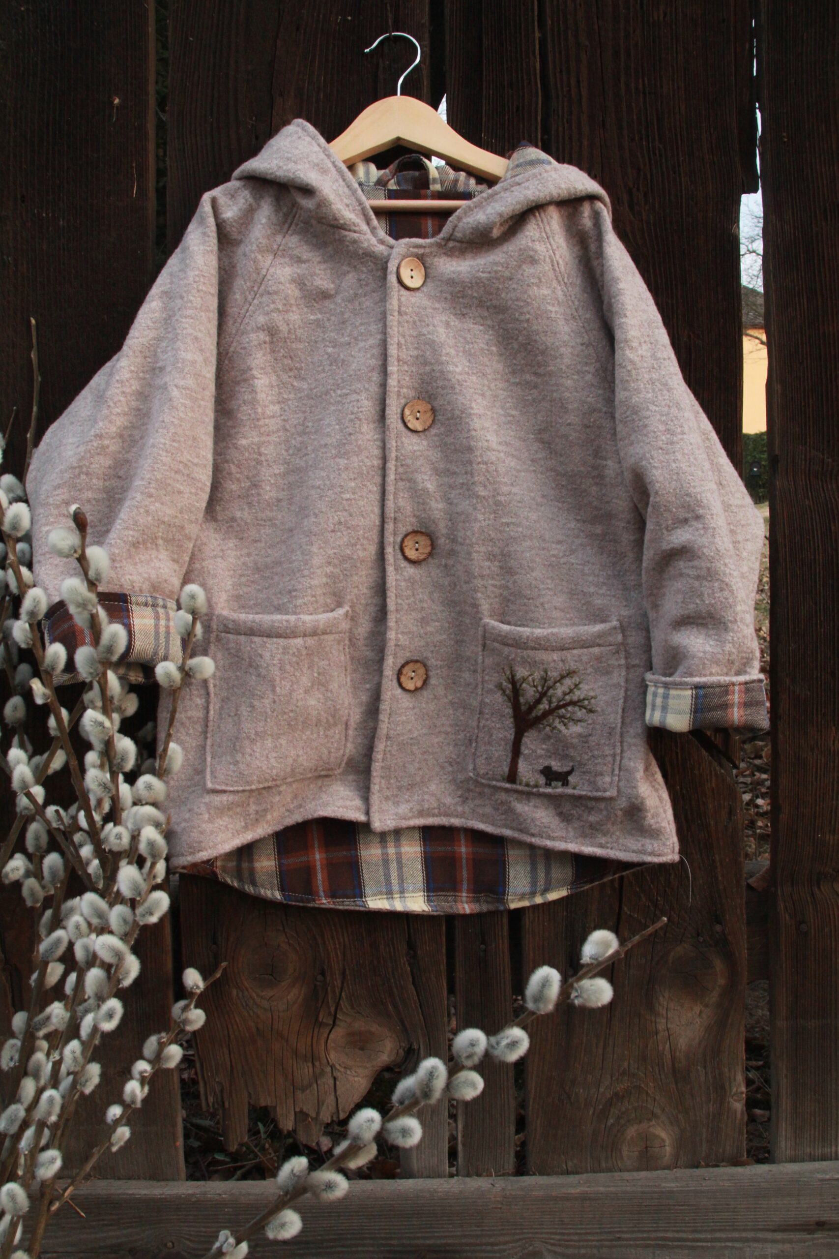 Wełniana Kurtka Merino z Ręcznym Haftem – „Drzewo”