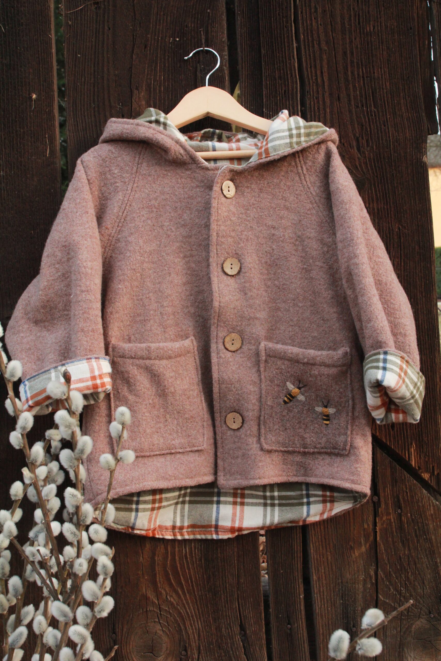 Wełniana Kurtka Merino z Ręcznym Haftem – „Pszczółki”